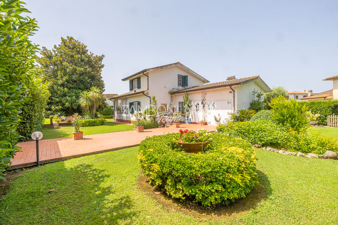 SABAUDIA-Bella-Farnia–Elegante-Villa-Unifamiliare-con-500-mq-di-Giardino-Privato-via-delle-gardenie (1)